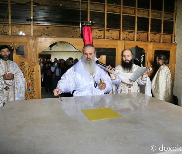 IPS Teofan sfințind altarul Bisericii „Sfinții Apostoli Petru și Pavel” Fântânele / Foto: Flavius Popa