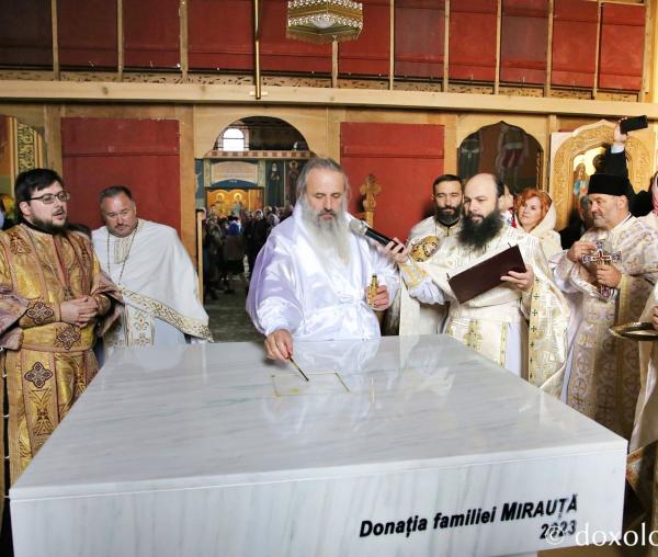 IPS Teofan sfințind altarul Bisericii „Înălțarea Domnului” Suharău / Foto: Flavius Popa