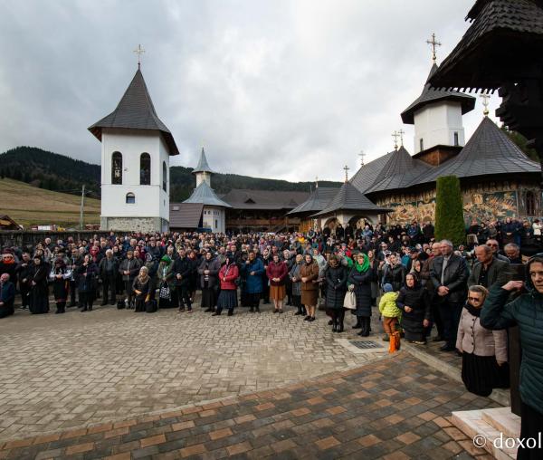 Pelerini la Mănăstirea Petru Vodă