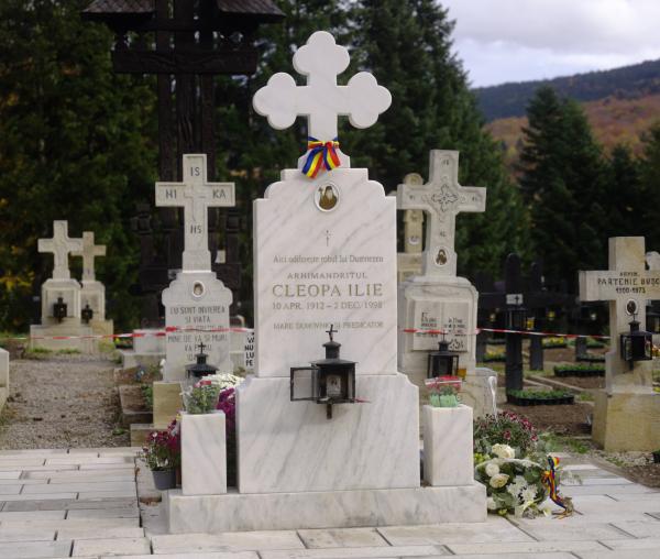 (Video) Haine noi pentru anticamera cu sfinți – cimitirul mănăstirii Sihăstria: „Oamenii vorbesc cu părinții din cimitir de parcă sunt vii”