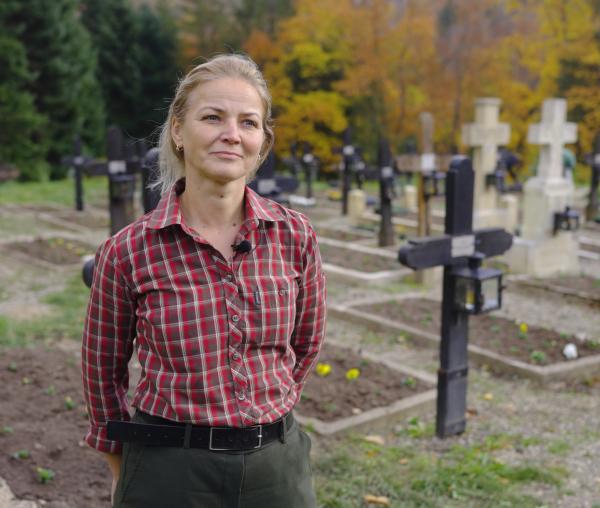 (Video) Primăvară la început de noiembrie: Despre veșmântul de flori din cimitirul Mănăstirii Sihăstria