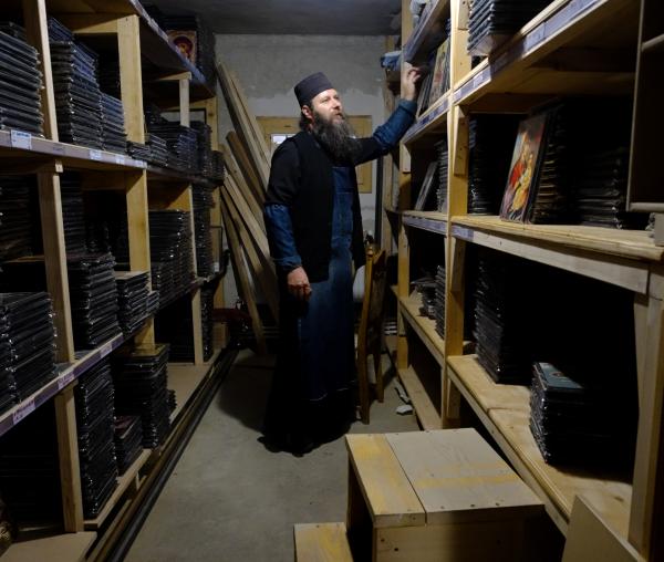 (Video) Ghelasie, monahul care ar merita brevet de inventator: 300 de icoane pe zi, în atelierul Mănăstirii Sihăstria