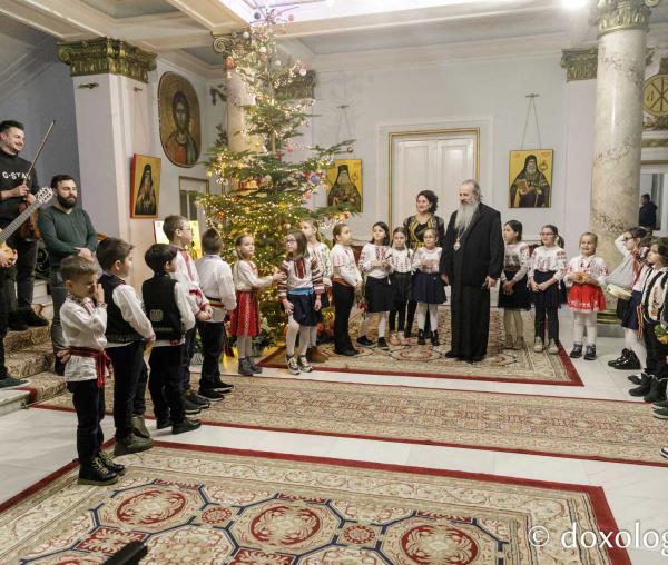(Foto) Școala „Carol I” din Iași, clasa I-a – Colindători la Reședința Mitropolitană 2023