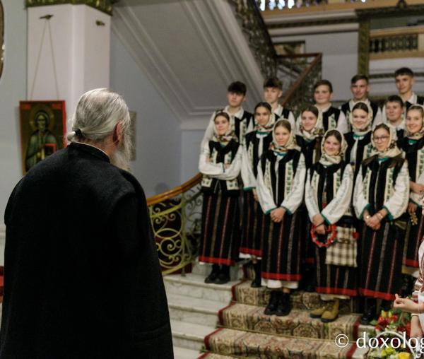 (Foto) Școala Todirești – Colindători la Reședința Mitropolitană 2023