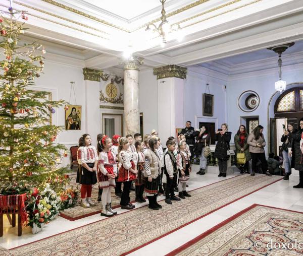 (Foto) Colegiul „Octav Băncilă”, clasa I B – Colindători la Reședința Mitropolitană 2023