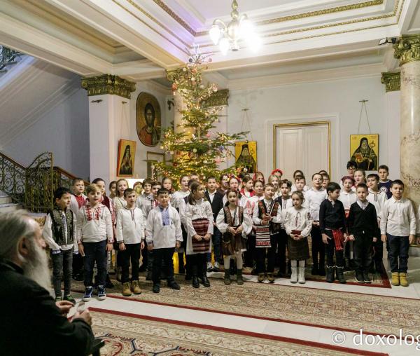 (Foto) Şcoala „B.P. Haşdeu” din Iași – Colindători la Reședința Mitropolitană 2023