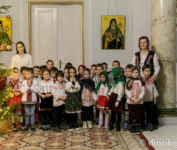 (Foto) Grădinița „Sfânta Parascheva” din Iași – Colindători la Reședința Mitropolitană 2023
