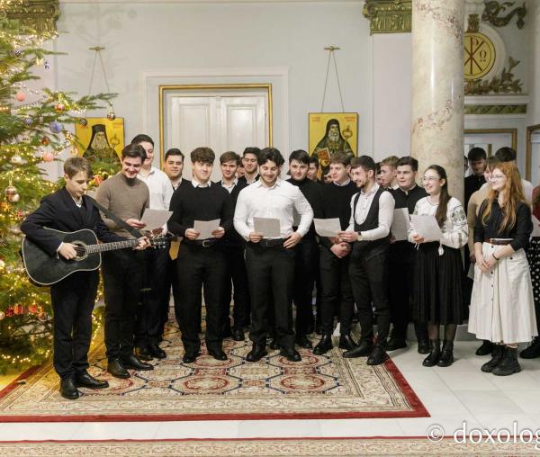 (Foto) Corul elevilor basarabeni de la Seminarul Teologic din Iași – Colindători la Reședința Mitropolitană 2023