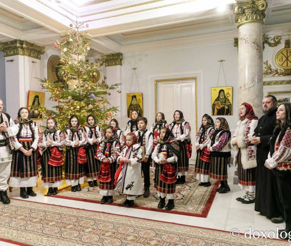 (Foto) Grupul folcloric „Floricică de pe stâncă” din Şerbeşti, Neamţ – Colindători la Reședința Mitropolitană 2023