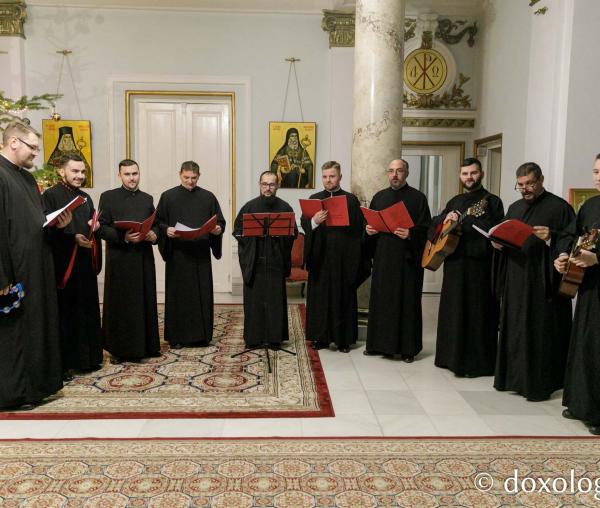 (Foto) Corul psaltic „Roman Melodul” al Protopopiatului Săveni – Colindători la Reședința Mitropolitană 2023