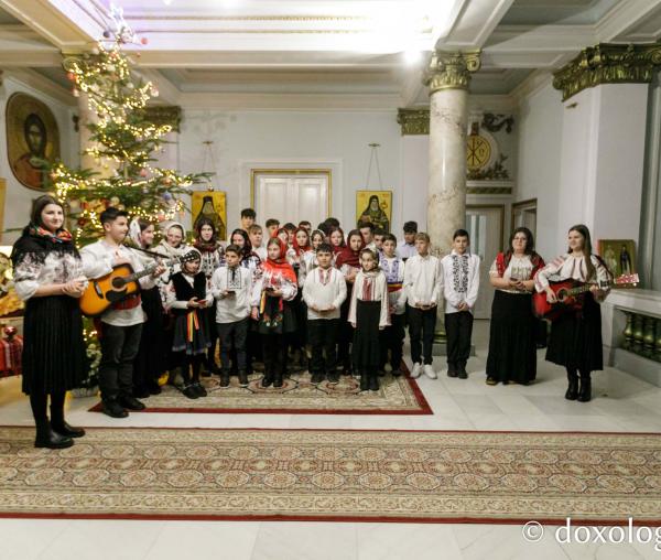 (Foto) Parohia Slobozia, Neamț – Colindători la Reședința Mitropolitană 2023