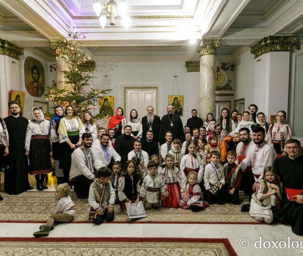 (Foto) Familiile diaconilor Catedralei Mitropolitane din Iași – Colindători la Reședința Mitropolitană 2023