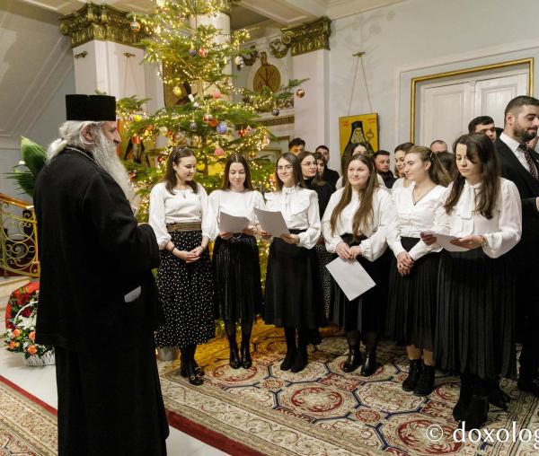 (Foto) Colegiul „Sfântul Nicolae” – Colindători la Reședința Mitropolitană 2023