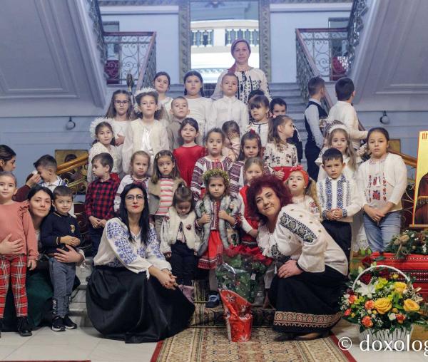 (Foto) Școala Bosia – Colindători la Reședința Mitropolitană 2023