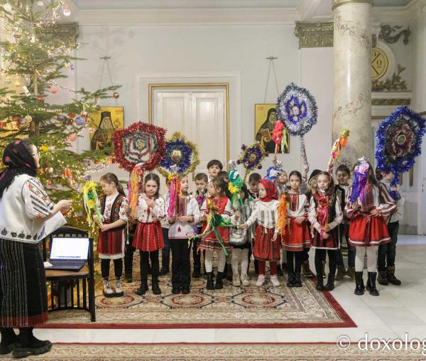 (Foto) Școala „B.P. Hașdeu” din Iași – Colindători la Reședința Mitropolitană 2023