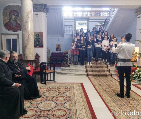 (Foto) Liceul „Profesor Mihai Dumitriu” Valea Lupului – Colindători la Reședința Mitropolitană 2023