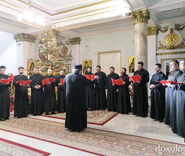 (Foto) Corul preoților din Protopopiatul Iași I – Colindători la Reședința Mitropolitană 2023