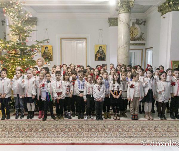 (Foto) Școala „Vasile Conta” din Iași – Colindători la Reședința Mitropolitană 2023