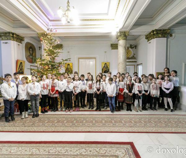 (Foto) Școala „Ion Simionescu” din Iași – Colindători la Reședința Mitropolitană 2023