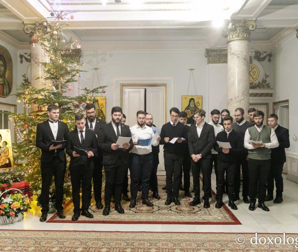 (Foto) Studenții Facultății de Teologie Ortodoxă din Iași, anul III – Colindători la Reședința Mitropolitană 2023
