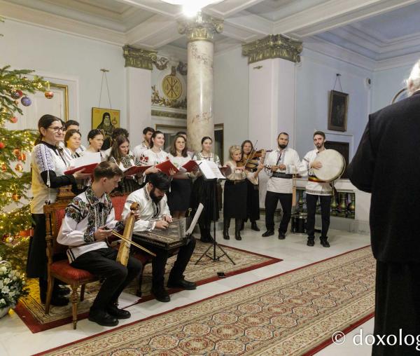 (Foto) Ansamblul „Floralia” – Colindători la Reședința Mitropolitană 2023