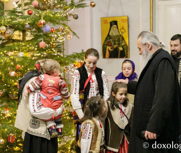 (Foto) Familia preotului Alexandru Figher – Colindători la Reședința Mitropolitană 2023