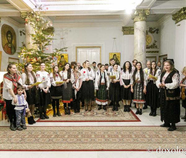 (Foto) Corul Mira și Grupul „Noi și Vechi” – Colindători la Reședința Mitropolitană 2023