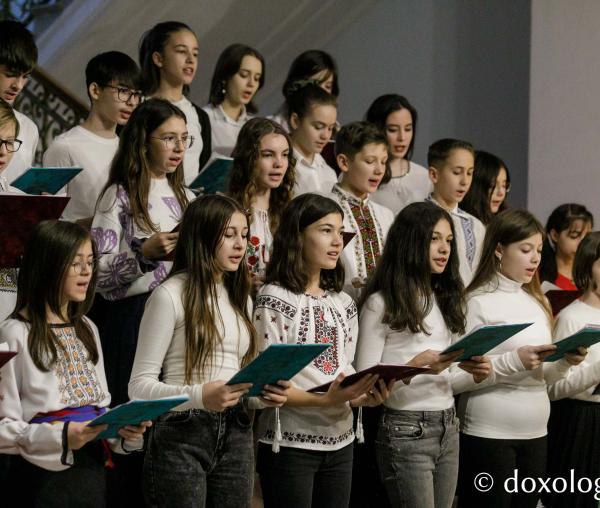 (Foto) Corul Liceului „Miron Costin” din Iași – Colindători la Reședința Mitropolitană 2023