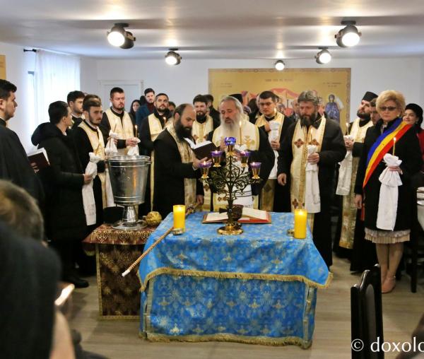 Slujbă arhierească la Parohia Budești: IPS Teofan a binecuvântat noua casă socială