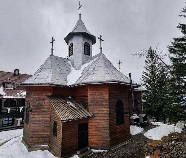 Răgaz de liniște la Mănăstirea Piatra Fântânele