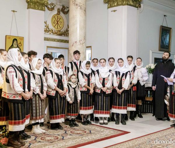 (Foto) Parohia Humosu din Pașcani – Colindători la Reședința Mitropolitană 2023