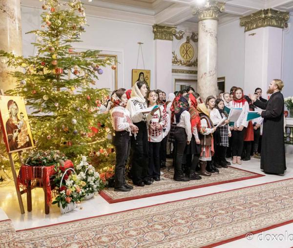 (Foto) Parohia Liteni – Colindători la Reședința Mitropolitană 2023