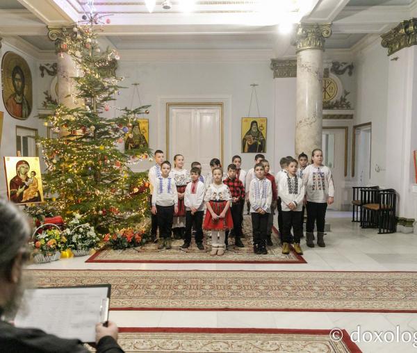 (Foto) Școala „Petru Anghel” Probota – Colindători la Reședința Mitropolitană 2023