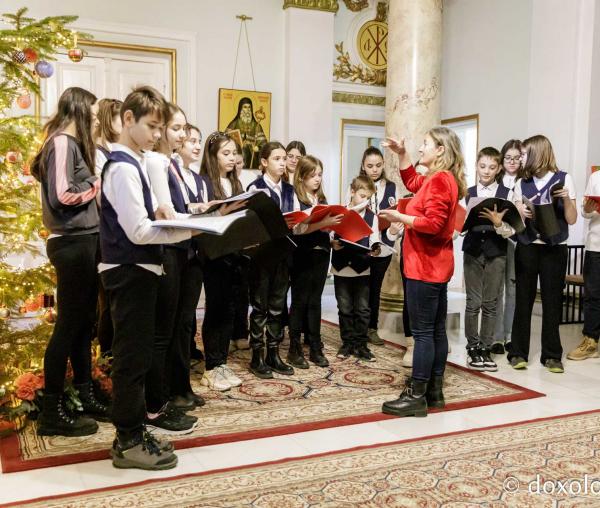 (Foto) Școala „B.P. Hașdeu” din Iași – Colindători la Reședința Mitropolitană 2023