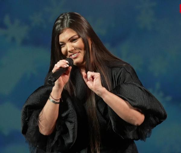 (Video) Paula Seling – Scoală, gazdă, din pătuț! (Florile dalbe)