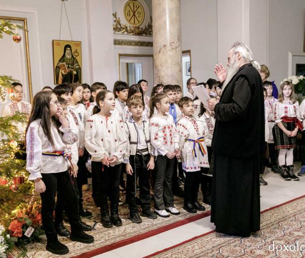 (Foto) Școala „Gheorghe Asachi”, clasa a III-a B – Colindători la Reședința Mitropolitană 2023