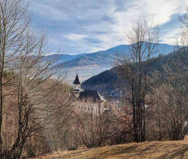 Clipe de răgaz la început de an – Mănăstirea Pângărați