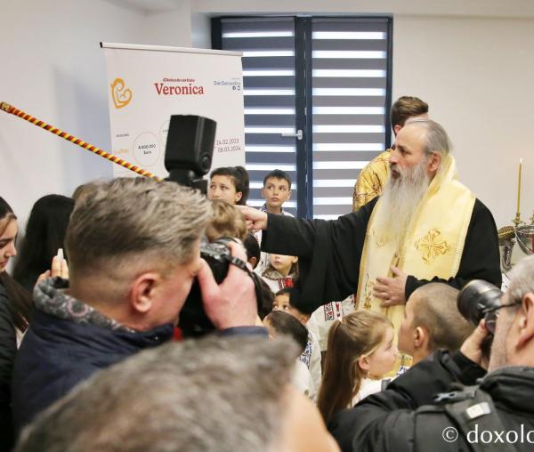 IPS Teofan sfințind Clinica „Veronica” din Iași