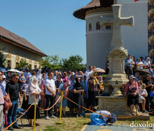Pictura bisericii „Sfinții Apostoli Petru și Pavel” din cartierul botoșănean ANL Cișmea, sfințită de doi ierarhi