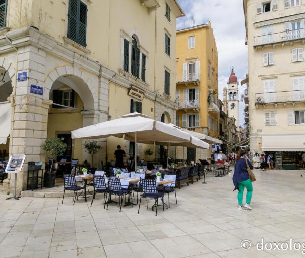 La pas prin Corfu Town