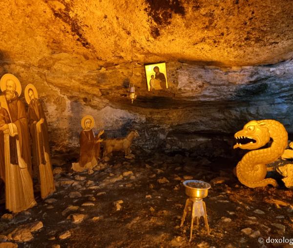 Peștera unde a fost descoperită Icoana Maicii Domnului Megaliospiliotissa de la Mănăstirea Mega Spileo