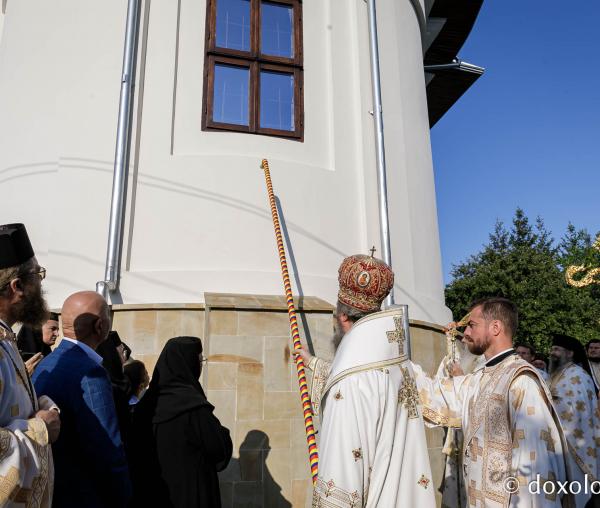 (Foto) Zi de îndoită bucurie la Mănăstirea Văratec: Biserica „Schimbarea la Față”, târnosită de hramul Sfântului Iosif, ocrotitorul așezământului