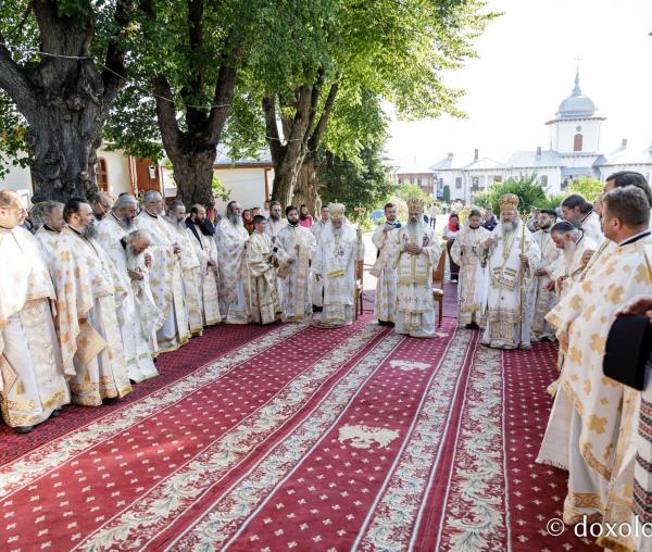 Resfințire de biserică și hram la Mănăstirea Văratec