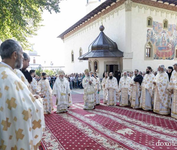 (Foto) Sub ocrotirea Maicii Domnului: Sobor de ierarhi și popor credincios la hramul Mănăstirii Văratec
