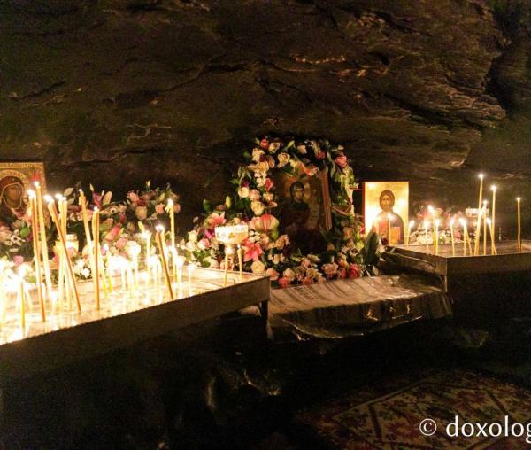 (Video) În miez de noapte și-n miezul unei bucurii depline – procesiune spre peștera Sfintei Teodora de la Sihla
