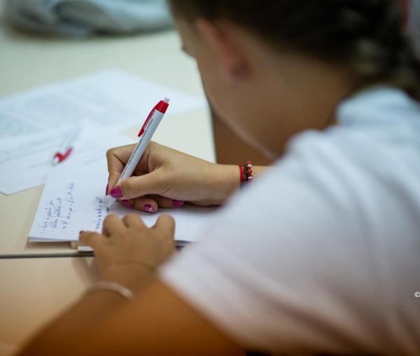 (Video) Cum ajutăm adolescenții și tinerii să gestioneze stresul examenelor?