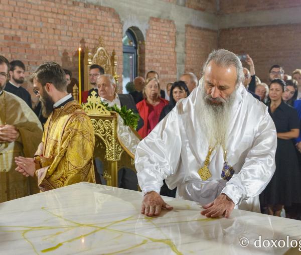 Altarul Bisericii „Sfinții Părinți Ioachim și Ana” din Moara de Vânt a fost sfințit de Părintele Mitropolit Teofan