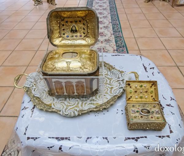 Racla cu Moaştele Sfântului Pantelimon şi cinstitul cap al Cuviosului Iosif Isihastul