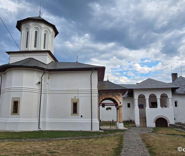 Biserica „Sfinții Apostoli Petru și Pavel”