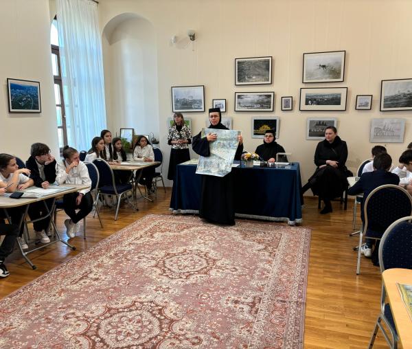 (Video) Vizită educativă a elevilor de la Școala „Dimitrie Sturdza” la Mănăstirea Frumoasa din Iași